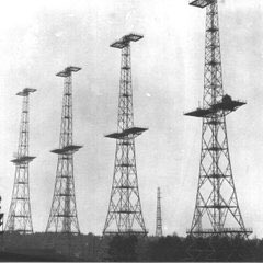 bawdseyradar's tweet photo. In 1935, Robert Watson Watt &amp; Arnold Wilkins used these transmissions to prove to the Air Ministry that radio waves could be used to detect aircraft, leading to the development of a defensive radar &amp; the wider #Dowding System. 
2/3 https://t.co/JckXjuRnzH
