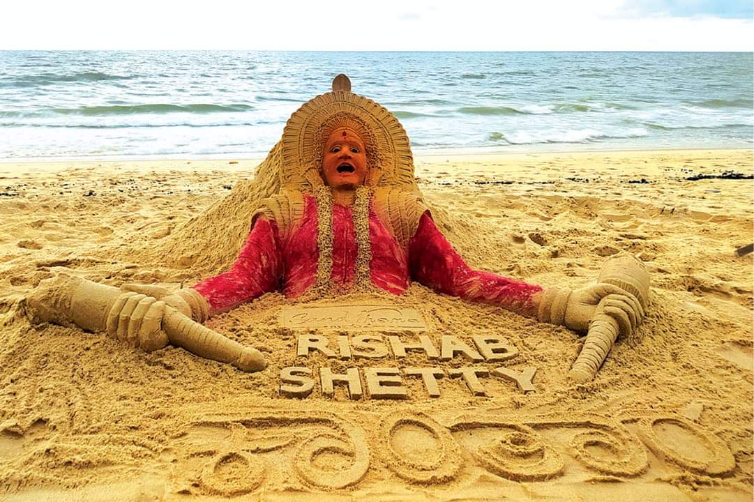 deekshitha97's tweet photo. KANTARA Sand Art at Koteshwara😍

     ವರಾಹರೂಪಿ ಪಂಜುರ್ಲಿ ಮತ್ತು ದೈವದ ರೂಪದಲ್ಲಿ ಅವತರಿಸಿದ  ನಟ ರಿಷಬ್ ಶೆಟ್ಟಿಯವರನ್ನು ಕೇಂದ್ರವಾಗಿರಿಸಿ, 4.00 ಅಡಿ ಎತ್ತರದ ಕಲಾಕೃತಿ 
ಹರೀಶ್ ಸಾಗಾ, ಸಂತೋಷ ಭಟ್  ಹಾಲಾಡಿ, ಪ್ರಸಾದ್ ಆರ್ SAND THEME, Udupi 
#Kantara
#KantaraTheLegend
@shetty_rishab 
@hombalefilms https://t.co/StmgZGpqAc