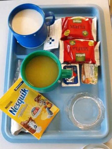 calotonterias's tweet photo. Otra cosilla que casi nadie menciona en el hashtag #DiaMundialDelCancerDeMama (donde solo se ve pinkwashing y chorradas autopromocionales) es que a los pacientes de cáncer en los hospitales les siguen poniendo comida que tiene el potencial de causar cáncer :D https://t.co/vYIq4RlZkR