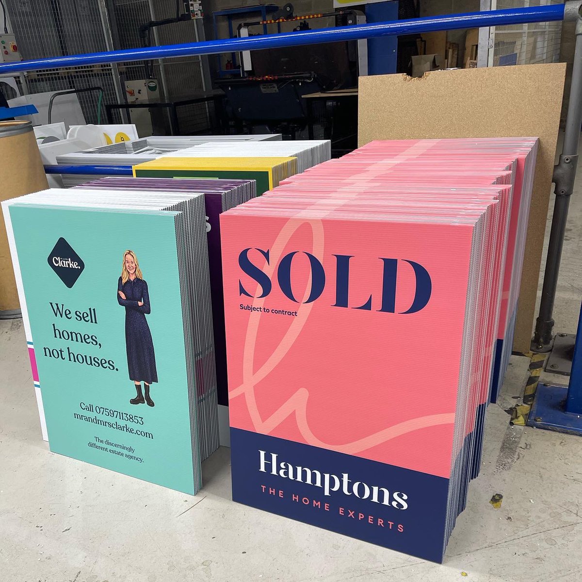 KremerSignsUK's tweet photo. Happy Hump Day Everyone! 🐫
It’s been a busy start to the week so far, with agents looking to stock up or rebrand their boards ready for the new year!! 😍
📞 01635 550022
📧 tom@kremersigns.co.uk
🖥 https://t.co/hgykYu9WlV
#KremerSigns #KremerBoards #ForSaleBoards #Boards https://t.co/NF6KdxUh9X