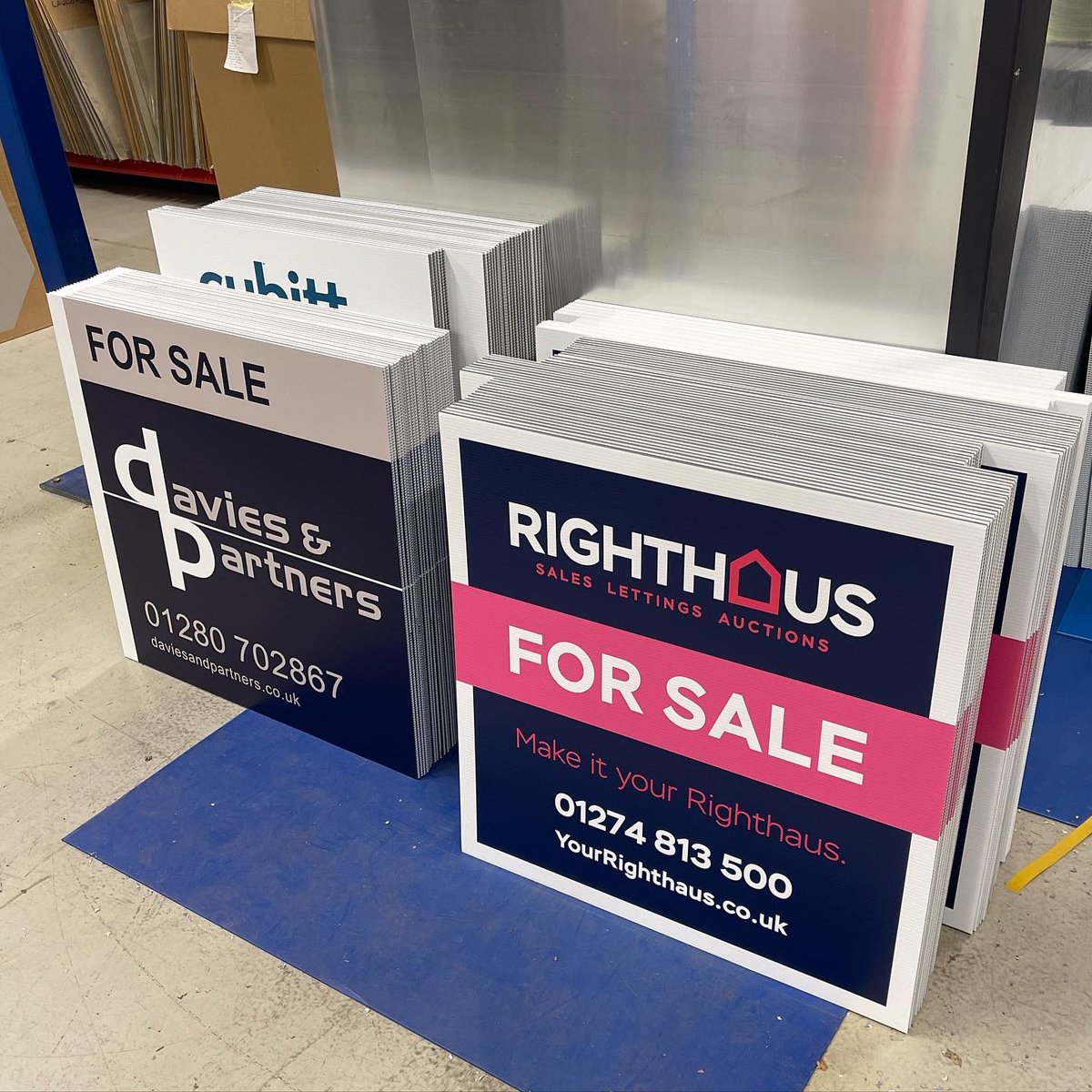 KremerSignsUK's tweet photo. Happy Hump Day Everyone! 🐫
It’s been a busy start to the week so far, with agents looking to stock up or rebrand their boards ready for the new year!! 😍
📞 01635 550022
📧 tom@kremersigns.co.uk
🖥 https://t.co/hgykYu9WlV
#KremerSigns #KremerBoards #ForSaleBoards #Boards https://t.co/NF6KdxUh9X