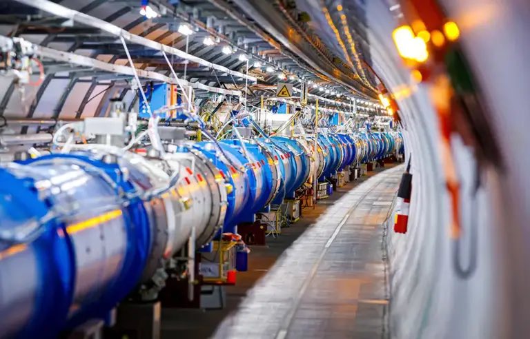 BB37000_Parodie's tweet photo. 🔴Alerte info

Une expérience de collision de 2 Protons d’hydrogène au tunnel du CERN, à mis lumière une courbure d’espace temps, et la perte d’un millionième de Seconde.

La SNCF revendique la perte de plusieurs Heures dans le tunnel du RER D. https://t.co/ndrSTAxDD6