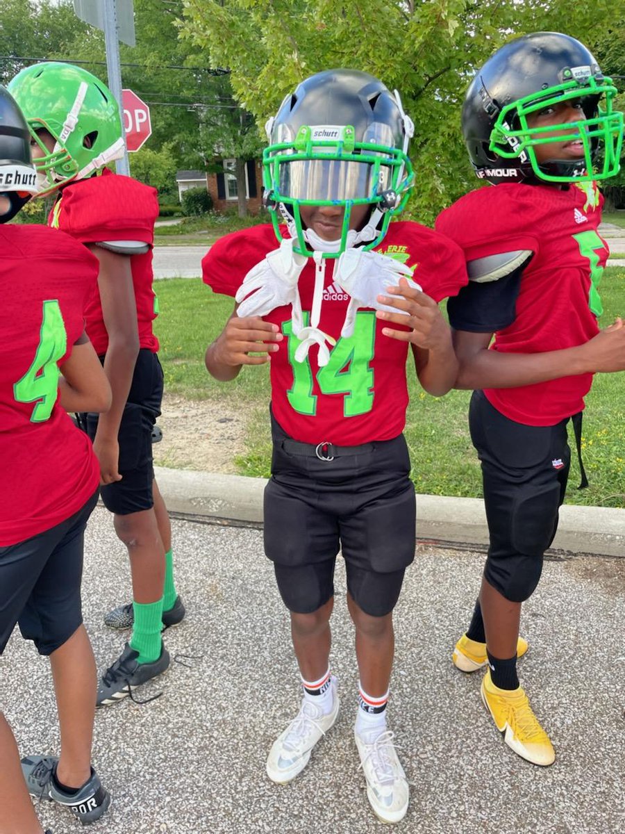DorianCannon5's tweet photo. Runs in the Family Lele I know you're proud of your boys💪🏿🙏🏾🙏🏾❗❗ we miss you down here sis #LLAG🕊️ #KING #AND #ELI 🏈🇧🇸 https://t.co/6ZV0QYtjSI