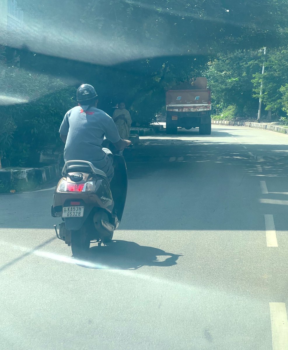 halleyprabhakar's tweet photo. @blrcitytraffic Rider wearing illegal helmet and talking on the mobile phone almost crashed into my car this morning. When asked to stop and use the phone, rider was arrogant and continued to be a nuisance to others. 
Location-Kempegowda underpass, Bangalore on 19/10/2022 10:03am https://t.co/CZxf7ZMWz4