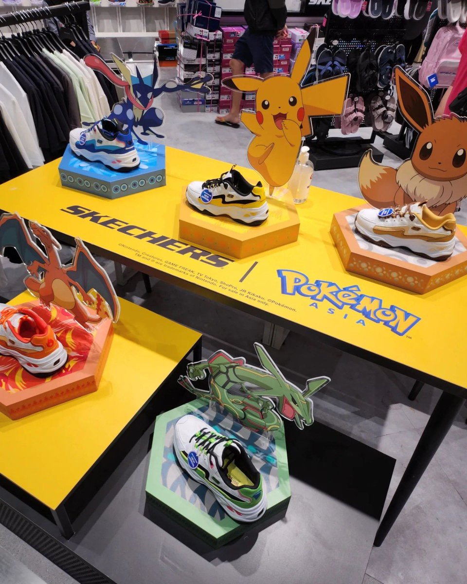 luciasmile_12's tweet photo. Necesito las de Charizard 🥺✨ https://t.co/JyYpG1fmre