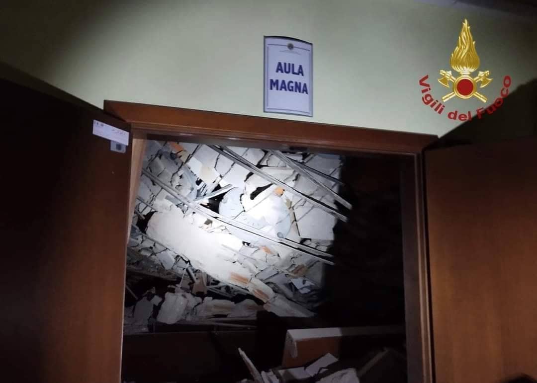potere_alpopolo's tweet photo. A #Cagliari è crollata l'aula magna dell'Università.

Questi sono gli esiti di investimenti pubblici dirottati dall'istruzione a armamenti e basi militari. L'ennesimo crollo strutturale in quella che poteva essere una tragedia e non lo è stata solo per un caso fortuito. https://t.co/Vl5lka62UX