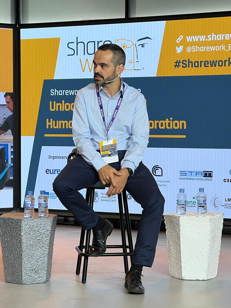 Sharework_EU's tweet photo. F. J. Bueno welcomes the advances that the #Sharework project has implemented in the @Alstom_es riveting task of tramway's doors and window frames

"Collaborative robots are the way to mix manual and automatic tasks" ✔️

#ShareworkFinalConference

🔴 https://t.co/4eu4GCVdsF https://t.co/mtPKUolCeW