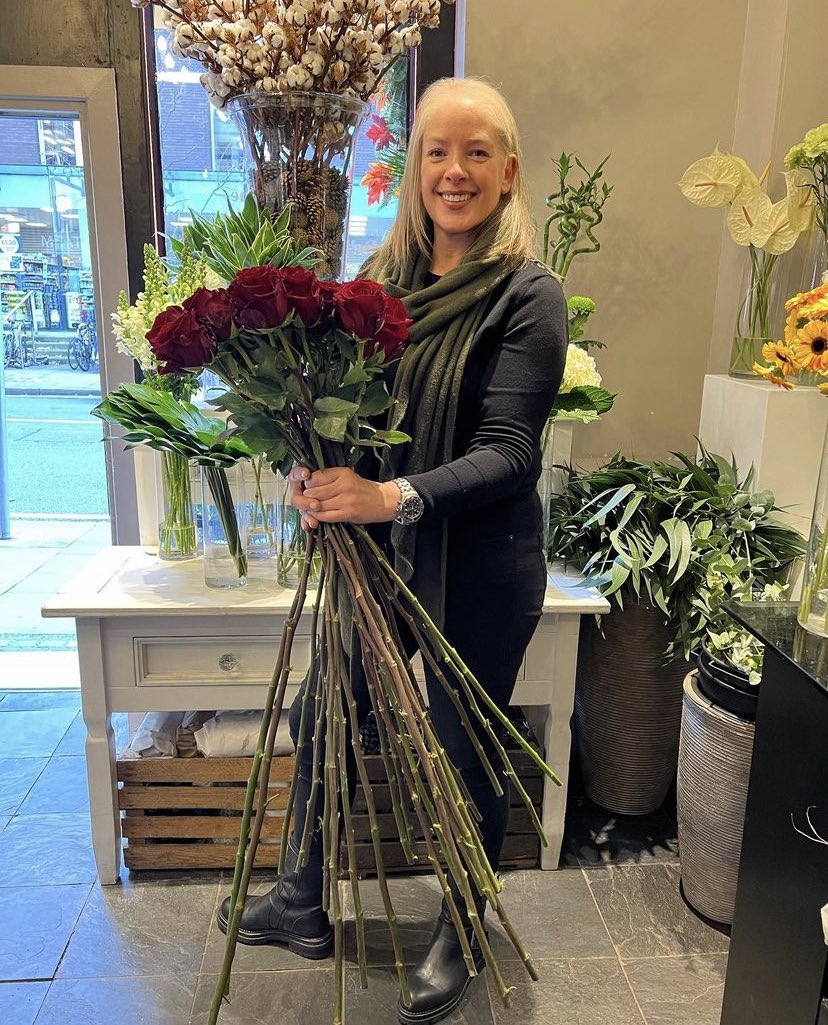 FlowerStyleMcr's tweet photo. Roses nearly as tall as Ruth!!!! NOT QUITE!!! #roses #florist #floristmanchester #flowerdelivery #rosesarered #longstems #longlegs 🌹 https://t.co/tCamrtfH8H
