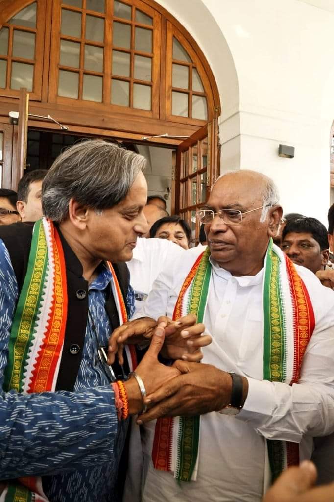 SagarWahul13's tweet photo. #CongressPresidentPoll ने देश व लोकतंत्र के प्रति @INCIndia की प्रतिबद्धता को दिखाया है। इस प्रक्रिया से पार्टी को और मजबूत बनाने के लिए व अन्य राजनीतिक पार्टियों को आंतरिक लोकतंत्र का उदाहरण पेश करने के लिए मैं @kharge जी, @ShashiTharoor जी र का धन्यवाद करता हूं। https://t.co/cs6AJ2IGYs