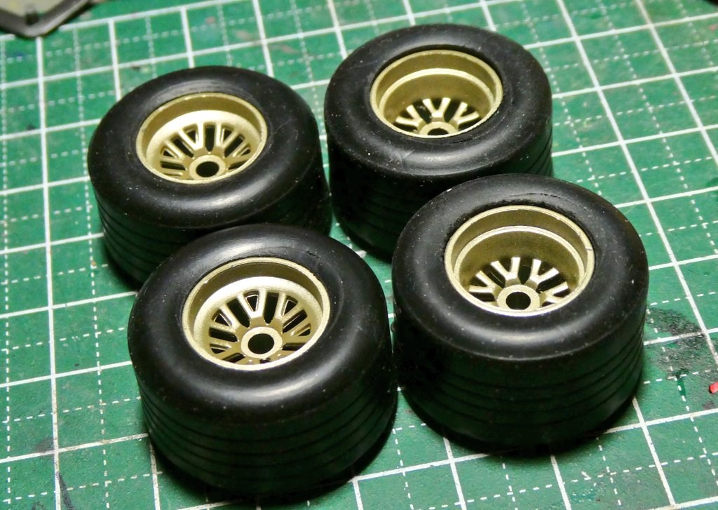 zz60g's tweet photo. タイヤとホイールです。
ホイールはチタンゴールドにしてみました。
このタイヤは裏表があるんですね。何度もつけはずしをしているうちにリムとタイヤサイドが少し傷んでしまいました。
だんだんいつもの仕上がりになってきています🤣
#revell #FerrariF2007
#Over2000sF1コンペ https://t.co/jFpLNcsPzR