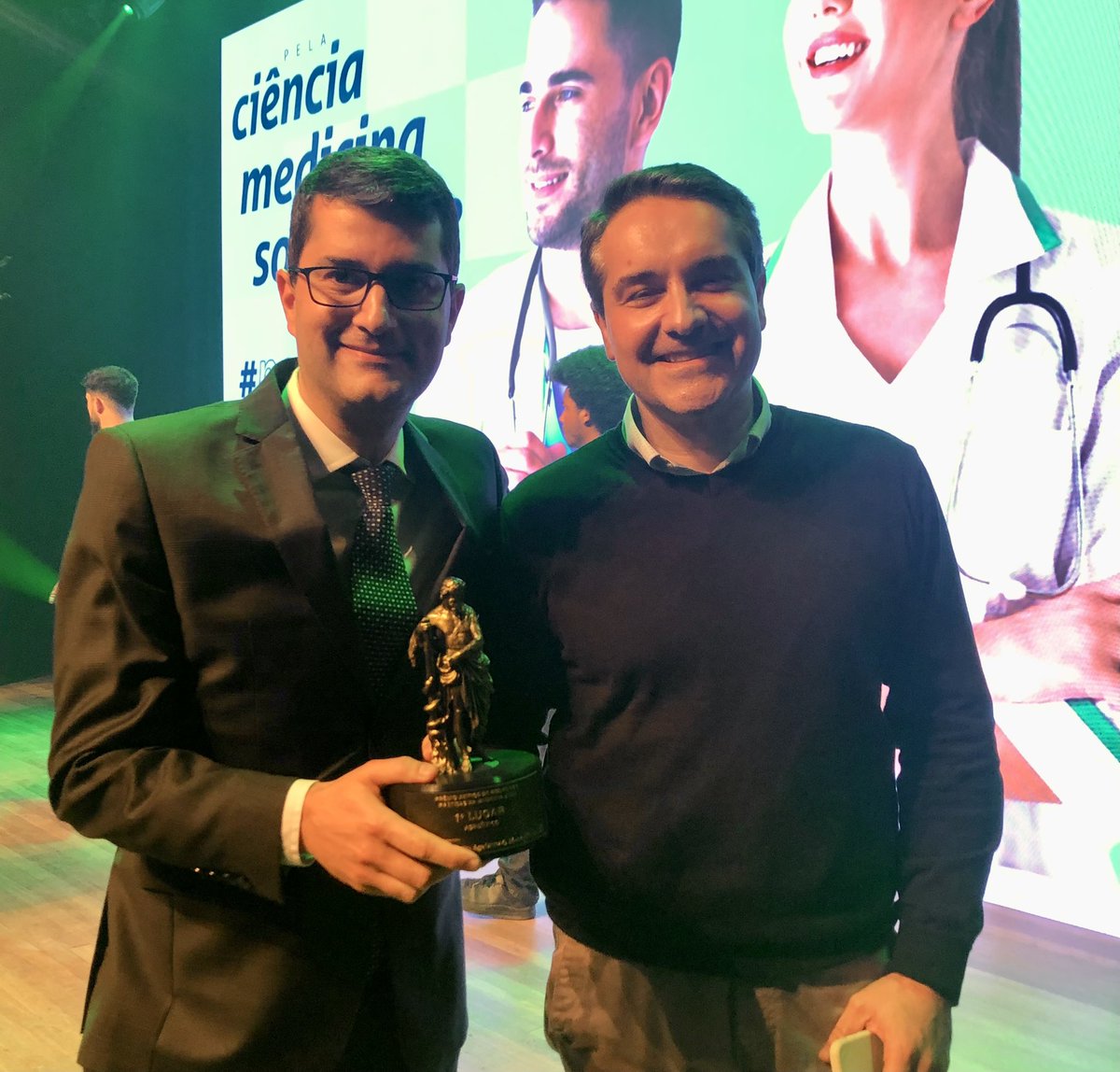 FabioSvartman's tweet photo. Honrado com o Prêmio AMRIGS Melhores Práticas na Medicina, junto com o Cristiano Andrade! Prática pioneira no Hosp Conceição e doutorado pelo PPG Pneumologia UFRGS. O mais importante? Divulgar a prática do rastreamento e dx precoce do câncer de pulmão.#lungcancerscreening https://t.co/IllrWA5BM4