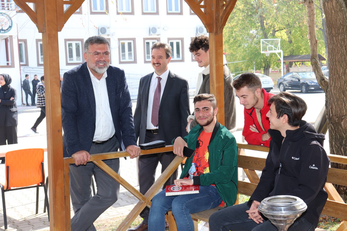 KepsutBelTr's tweet photo. Kepsut Meslek Yüksek Okulu öğrencilerimizin eğitim öğretim dönemine başlamalarının ardından güvenli ve kaliteli eğitim alabilmeleri için ilçe Kaymakamlığımız ve Belediyemiz olarak her türlü imkanı sunuyoruz. Öğrencilerimizin her birine başarılı ve huzurlu eğitim dönemi diliyoruz. https://t.co/i2LaVLCjfA