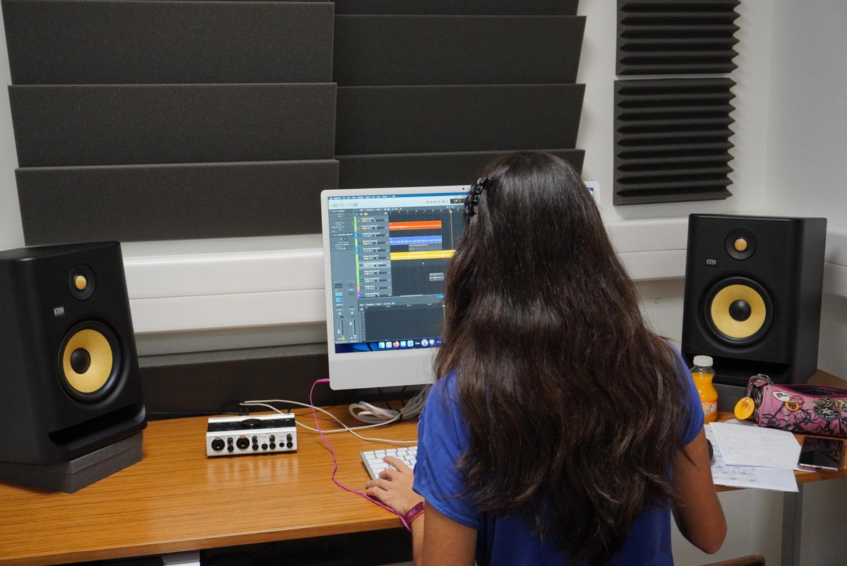 Sempre creatius!

Els i les alumnes del Grau de Producció Musical #ENTISound aprofiten els equips que posem al seu servei per fer créixer el seu #TalentENTI

#Música #Passió #Formació #Universitat