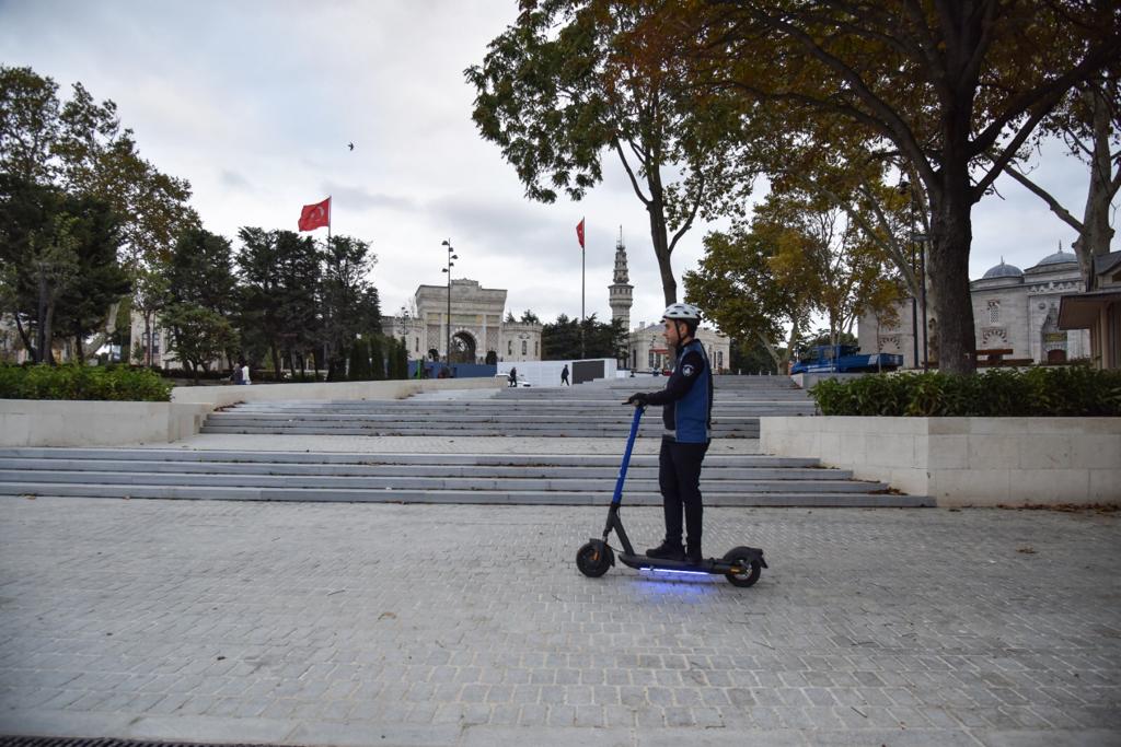 🏛 Yenilenen Beyazıt Meydanı'nda, 
👮 Yeni Nesil Zabıta araçlarımız ile denetimler gerçekleştiriyoruz. 🛴🚴