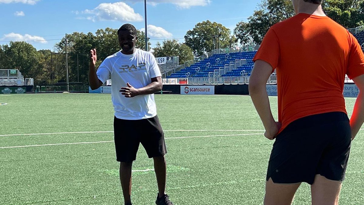 Pap_sportstrain's tweet photo. We assess to identify needs and progress. @GavinWilson35 going through the functional & performance testing assessment before starting into our Recruit training program.
#measuretomanage #assessdontguess #fms
#functionalmovementscreen #roadmaptobetter https://t.co/AOOvTCgsrw