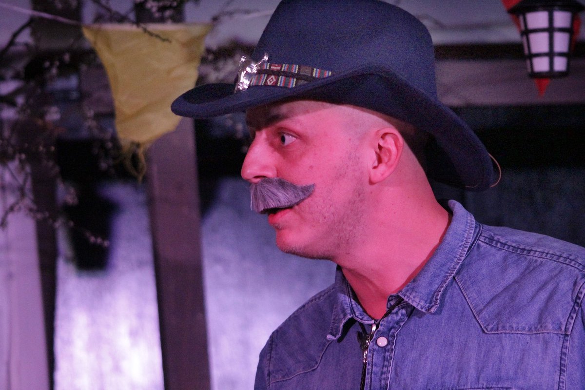 Denim, denial and demons👿 can't hold Denim Eliot down. A man of family values 💖and dark secrets😢, but in the end everything turned out "alright, alright, alright."👏👏👏 @schierneckeretc  #improv #fundraiser 
📸 @gazdevere