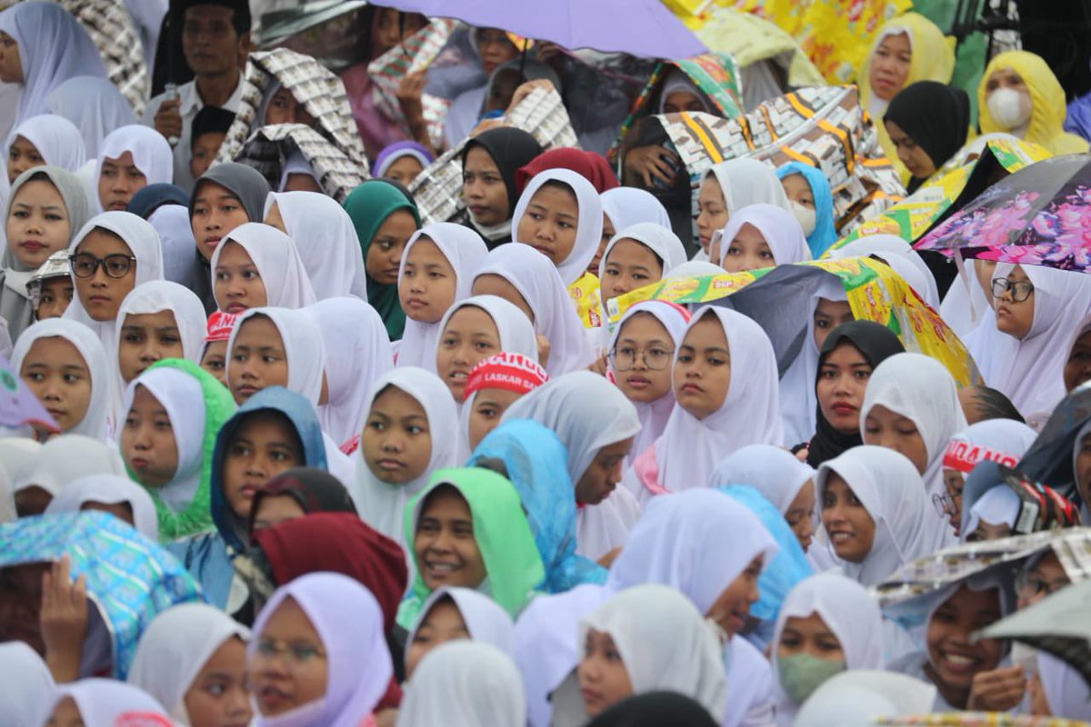 Laskar Santri Indonesia
Masih lebih banyak yang tangguh, tak berpayung walau panas dan hujan, meski kutahu tak seyogyanya engkau serba kekurangan, seharusnya negeri ini kaya ..!