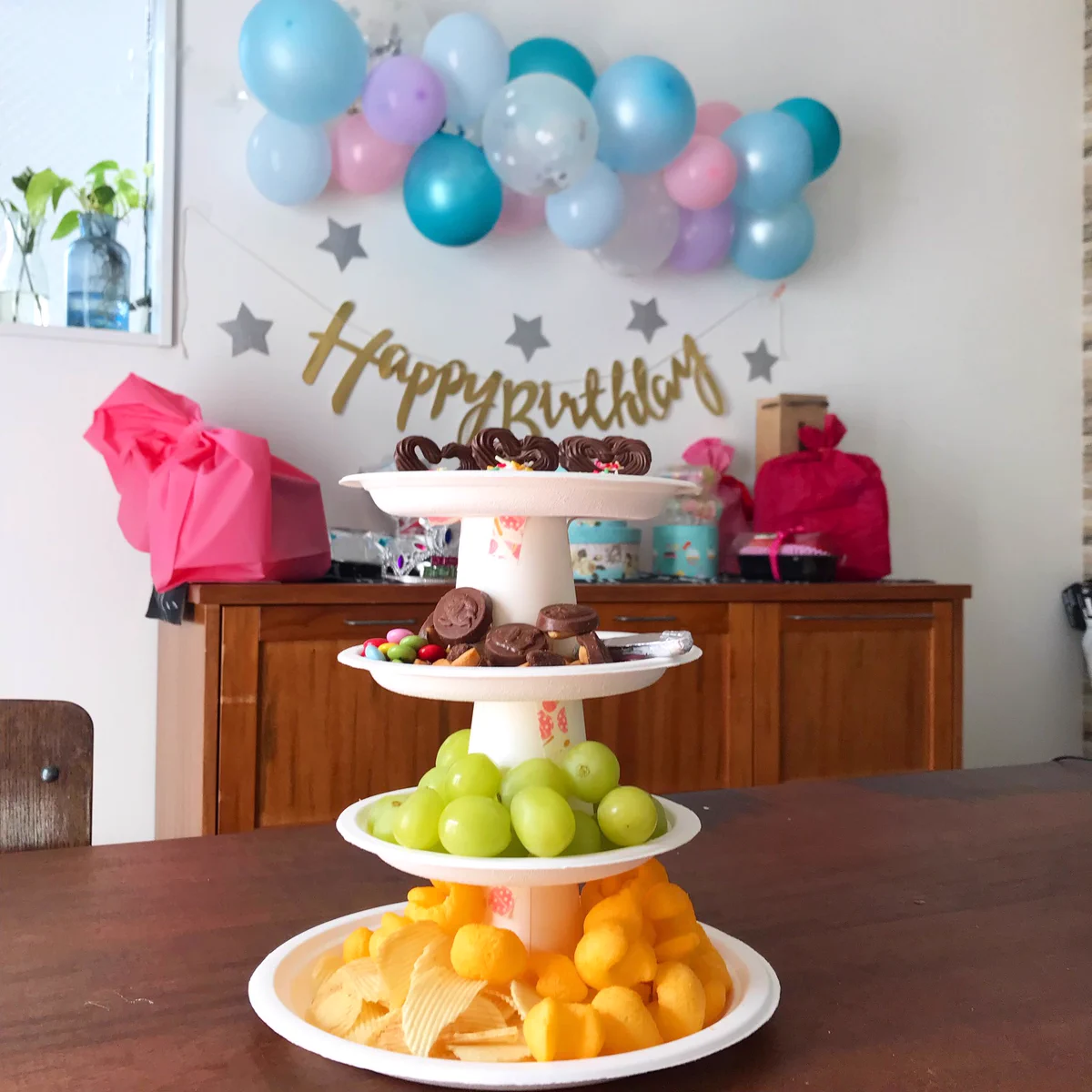 まるでアフタヌーンティー？！簡単手作りケーキスタンドで祝うお誕生日会がオススメ！！