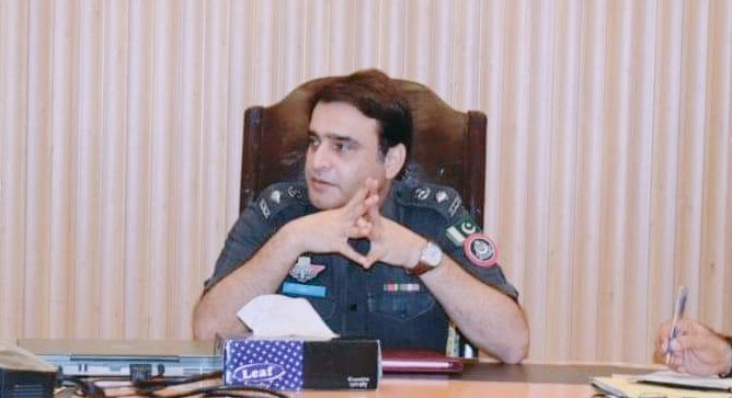 MediaNYCCC's tweet image. خیبرپختونخوا میں سب سے ایماندار، بہادر،قانون پر عمل کرنے والا،پولیس کی شان، بنوں عوام جان DPO بنوں محترم جناب ڈاکٹر محمد اقبال @Dociqbal ہے۔
قلیل عرصےمیں بنوں میں امن و امان قائم کیا۔
خیبرپختونخوا سےمطالبہ کرتے ہیں کہ اس جیسے آفیسر کو خصوصی اعزازی ایوارڈز سےنوازیں.
#eStampingKP