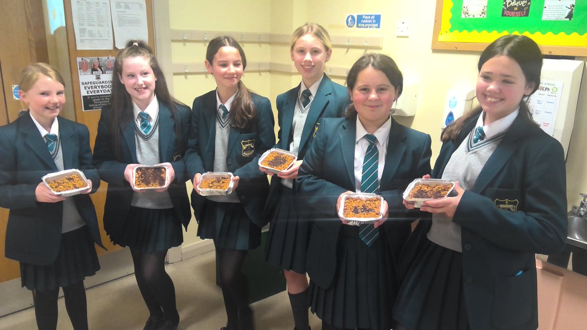 HE_Thornhill's tweet photo. 🍏🧙♀️WITCHES CRUNCH🍏🧙♀️
Year 8's had great fun making their witches crunch this week. They used a vegetable peeler, apple corer and vegetable knife very safely to execute fantastic peeling, chopping and slicing skills! #simplebake #onenoteedu #HalloweenTreat https://t.co/rBjM1VT9vS