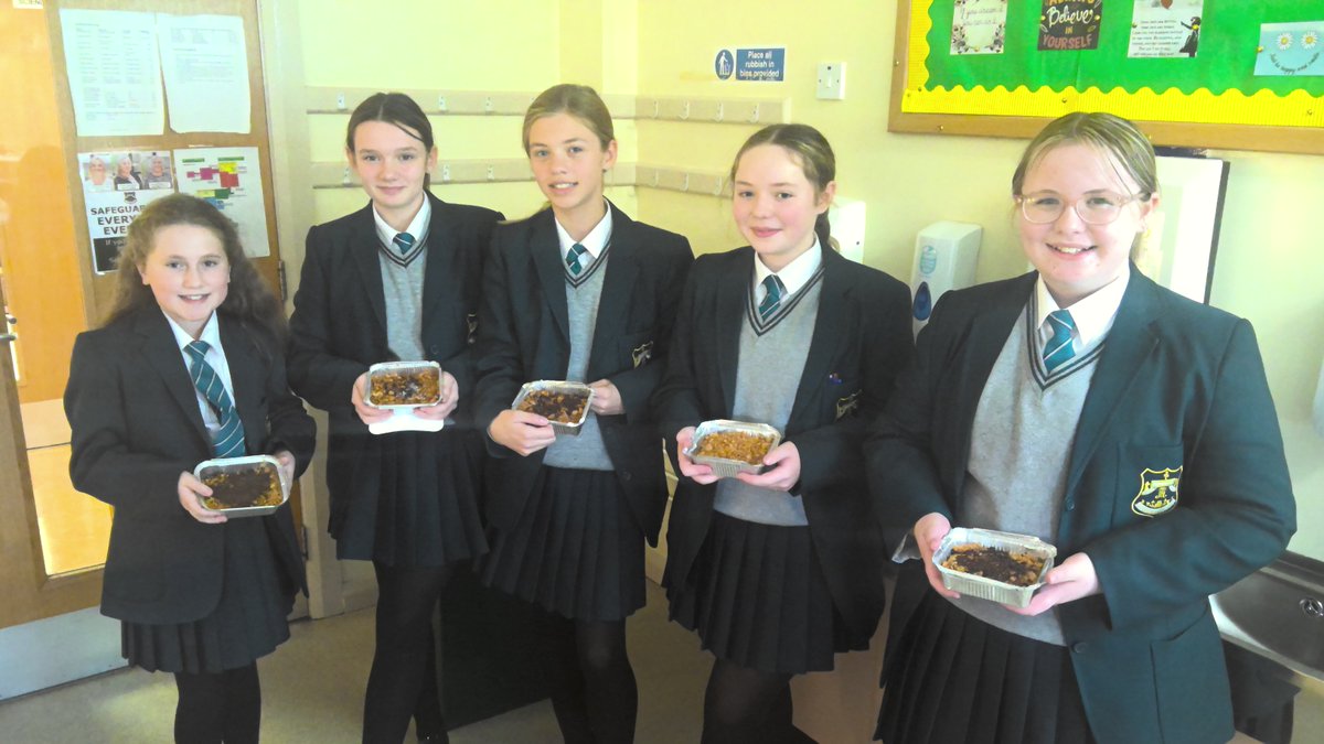 HE_Thornhill's tweet photo. 🍏🧙♀️WITCHES CRUNCH🍏🧙♀️
Year 8's had great fun making their witches crunch this week. They used a vegetable peeler, apple corer and vegetable knife very safely to execute fantastic peeling, chopping and slicing skills! #simplebake #onenoteedu #HalloweenTreat https://t.co/rBjM1VT9vS