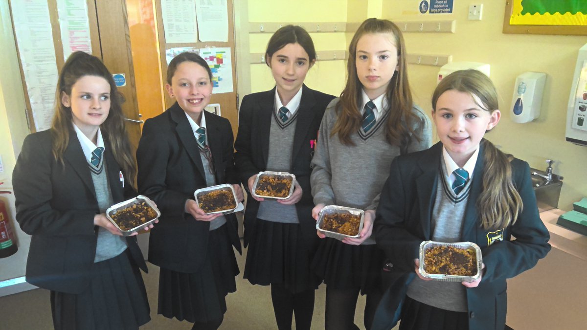 HE_Thornhill's tweet photo. 🍏🧙♀️WITCHES CRUNCH🍏🧙♀️
Year 8's had great fun making their witches crunch this week. They used a vegetable peeler, apple corer and vegetable knife very safely to execute fantastic peeling, chopping and slicing skills! #simplebake #onenoteedu #HalloweenTreat https://t.co/rBjM1VT9vS