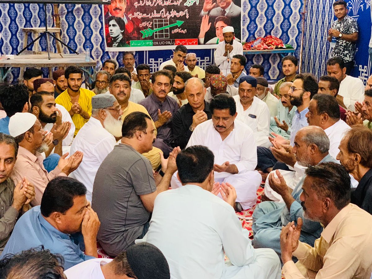 JawaidNagori's tweet photo. 18 اکتوبر 2007 شہدائے کارساز کے شہیدوں کے ایصال ثواب کے لئے پی پی پی PS-108 کے صدر حاجی عبدالمجید بلوچ کی جانب سے قرآن خوانی و دعا کی تقریب میں شرکت۔

#SaluteKarsazMartyrs https://t.co/bB0E42VkBz
