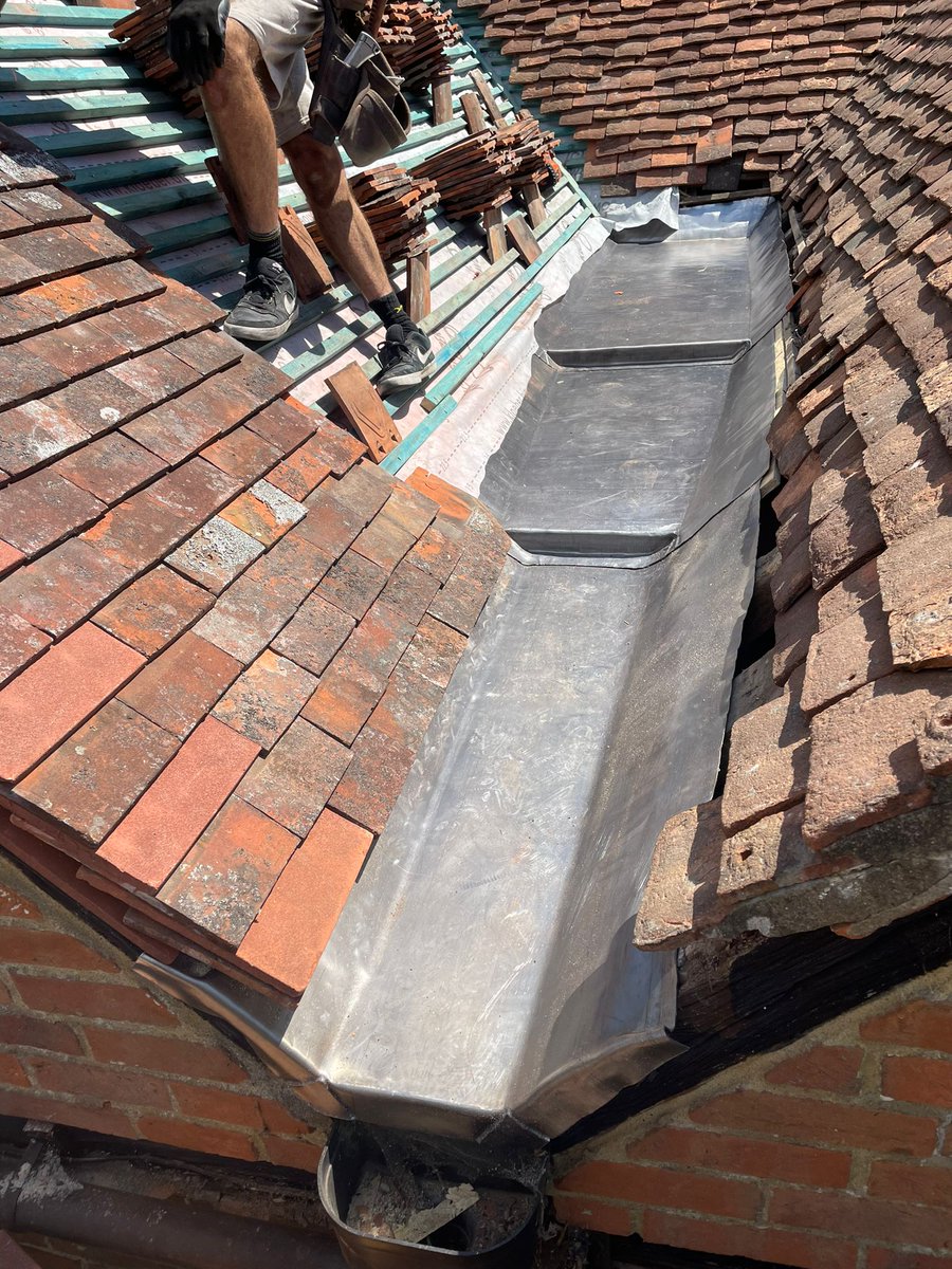Battens and lead gully failed. New felt and batten, new lead and retiled back in 👍🏻😊🔨