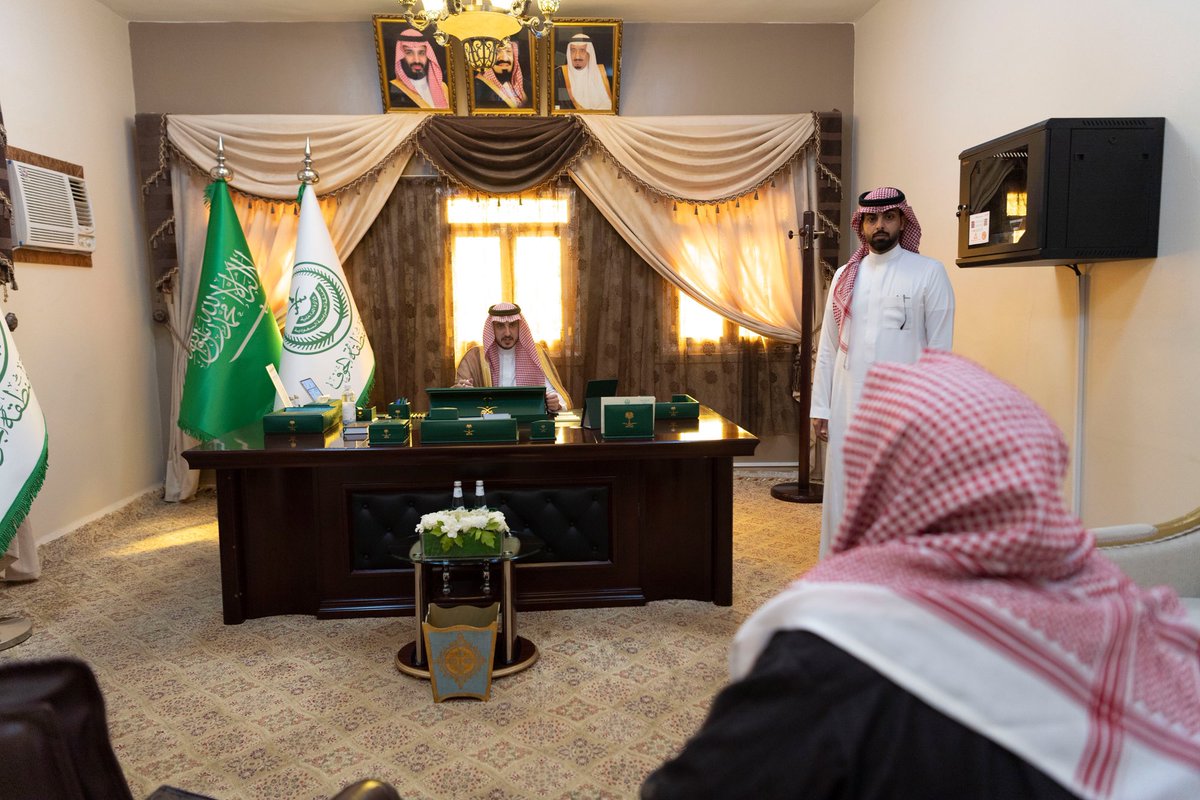AljoufSA's tweet photo. سمـو #أمير_منطقة_الجوف يتـفقد #مركز_خوعاء.
استمـع سموه لشرح من رئيس الـمركز عن الخدمات المقدمة للمواطنين الذي أكد لسموه مواصلة العمل وفق توجيهات وتطلعات سموه.
التقى سموه بعدد من أهالي المركز مستمعًا لمقترحاتهم التنموية،مؤكداً أنها تحظى باهتمامه ومتابعتـه.
https://t.co/77Zdd2hpYr https://t.co/Qno0kakPWv