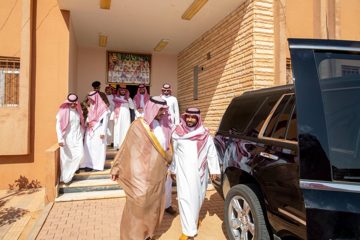 AljoufSA's tweet photo. سمـو #أمير_منطقة_الجوف يتـفقد #مركز_خوعاء.
استمـع سموه لشرح من رئيس الـمركز عن الخدمات المقدمة للمواطنين الذي أكد لسموه مواصلة العمل وفق توجيهات وتطلعات سموه.
التقى سموه بعدد من أهالي المركز مستمعًا لمقترحاتهم التنموية،مؤكداً أنها تحظى باهتمامه ومتابعتـه.
https://t.co/77Zdd2hpYr https://t.co/Qno0kakPWv