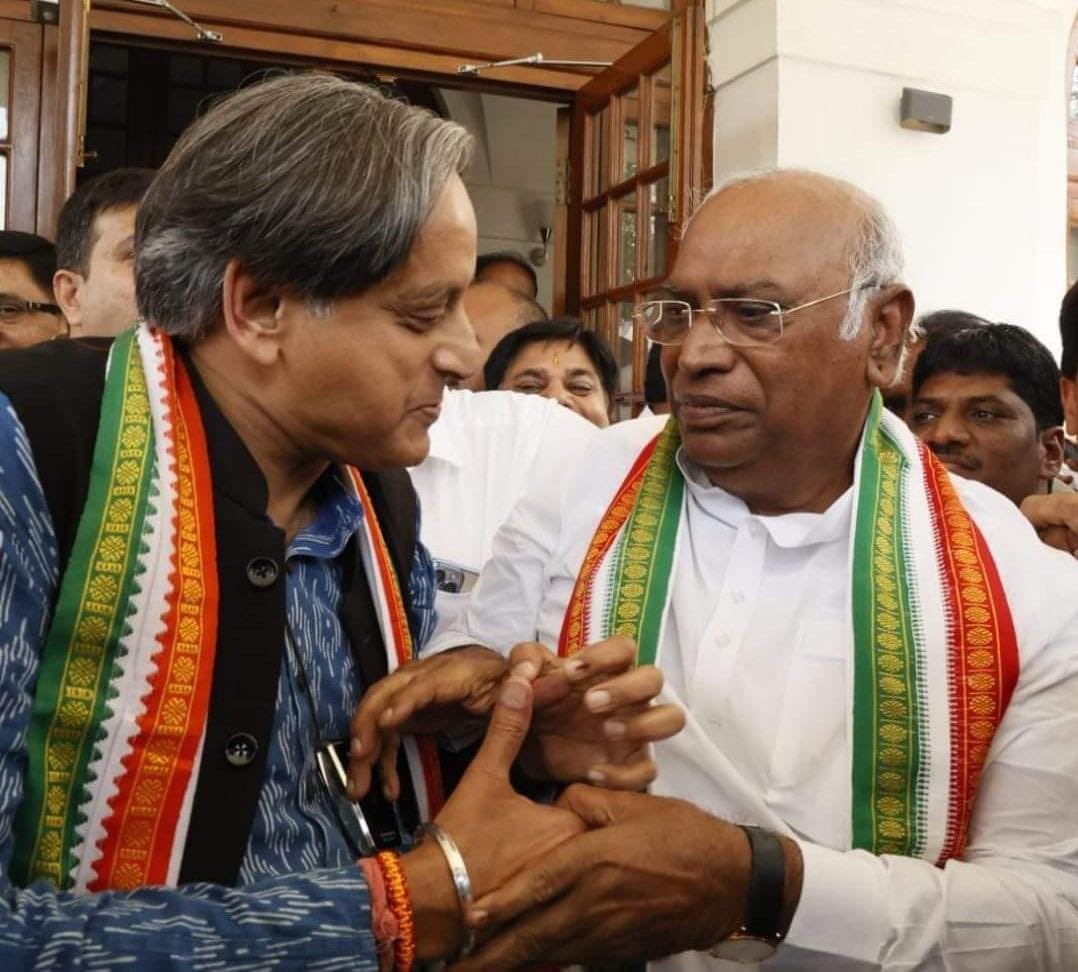 ShashiTharoor's tweet photo. "उधर भी अपने ही थे, सब के सब
इधर भी अपने थे, सारे के सारे
तुम जो जीते तो भला क्या जीते?
 हम जो हारे तो भला क्या हारे?"
कांग्रेस परिवार की जीत पर सबको बधाई। जय कांग्रेस! @INCIndia https://t.co/lNi4emFJnD
