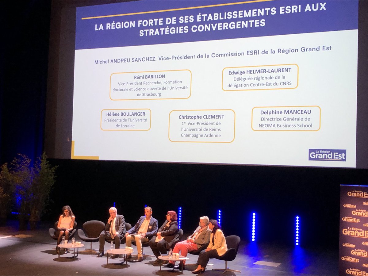 L’après-midi des Rencontres de l’ESRI en ⁦<a href="/regiongrandest/">Région Grand Est</a>⁩ démarre avec la table ronde « la région forte des ses établissements ESRI aux stratégies convergentes » ⁦<a href="/universitereims/">Université de Reims Champagne-Ardenne</a>⁩ ⁦<a href="/Clement_URCA/">Christophe Clément</a>⁩ ⁦<a href="/NEOMAbs/">NEOMA Business School</a>⁩ ⁦@EdwigeHelmer⁩