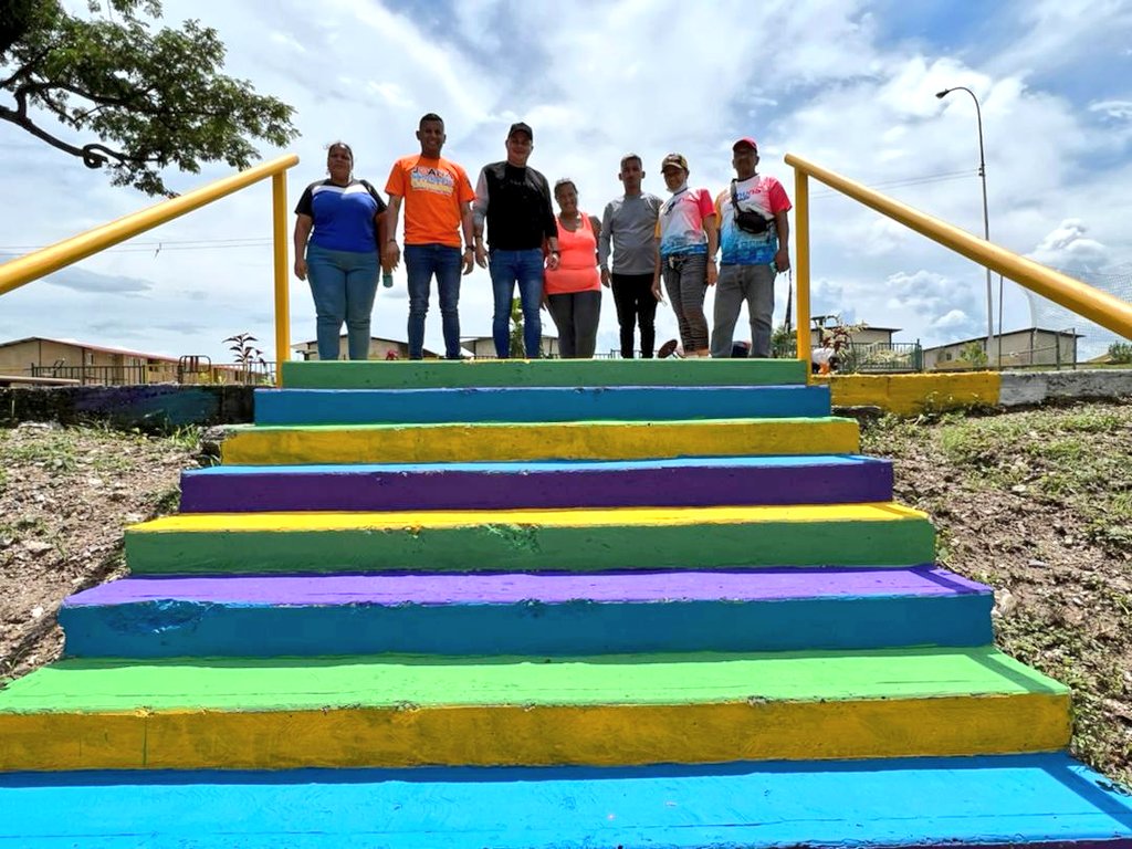 #19Oct ¡Buenos Días! Así avanzamos en la rehabilitación integral de los alrededores de la cancha de grama sintética en la comunidad El Tierral Metropolitano. Un compromiso asumido que gracias al plan de recuperación de áreas comunes, lo estamos consolidando #PuebloUnifoYActivo