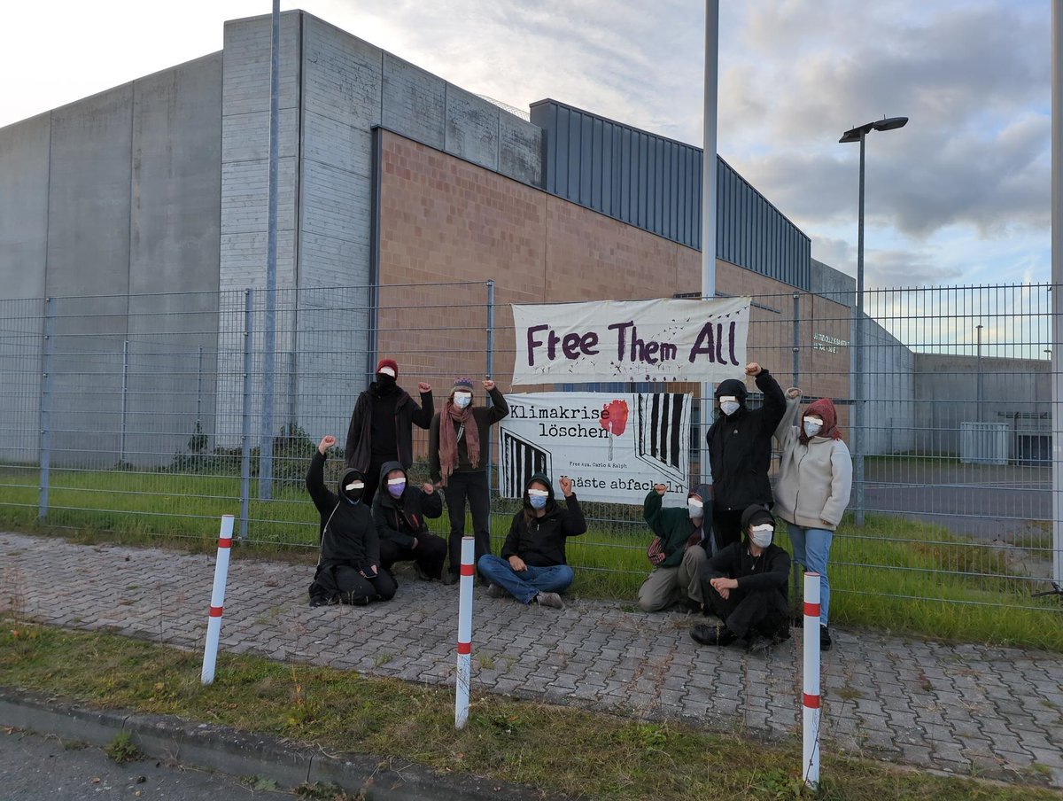 RoteHilfeeV's tweet photo. Seit 1 Monat sitzen Ava, Carlo und Ralph in U-Haft, weil sie gg das Kohlekraftwerk #Jänschwalde protestiert haben. Auch anderswo schaltet der Staat zur Einschüchterung der Klimabewegung in den Modus der Aufstandsbekämpfung. Dagegen steht unsere Solidarität
https://t.co/j2owofRMoS https://t.co/6zRA1MPaD6