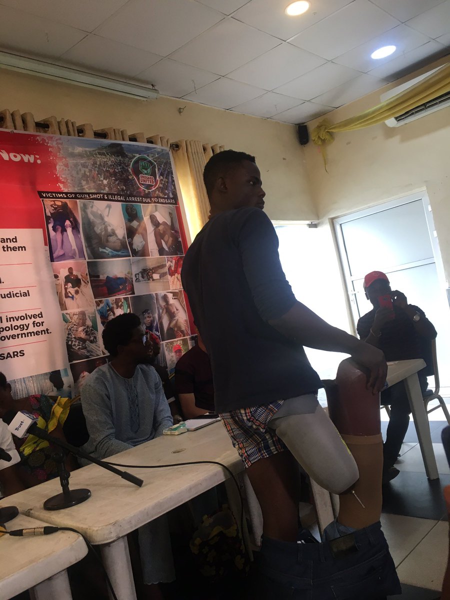 DukeMotherland's tweet photo. Olamide, a survivor of #Lekkimassacre showed the pressmen his prosthetic leg after losing his leg to gunshot at the tollgate. 

#EndSARSMemorial2 https://t.co/Kw6bReWheJ