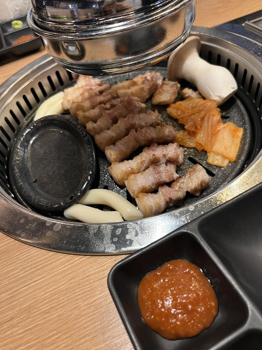 ___blue_46's tweet photo. そしてソンジェが来たことあるサムギョプサルたべた🐷💙！ https://t.co/W2PfvZtTPb