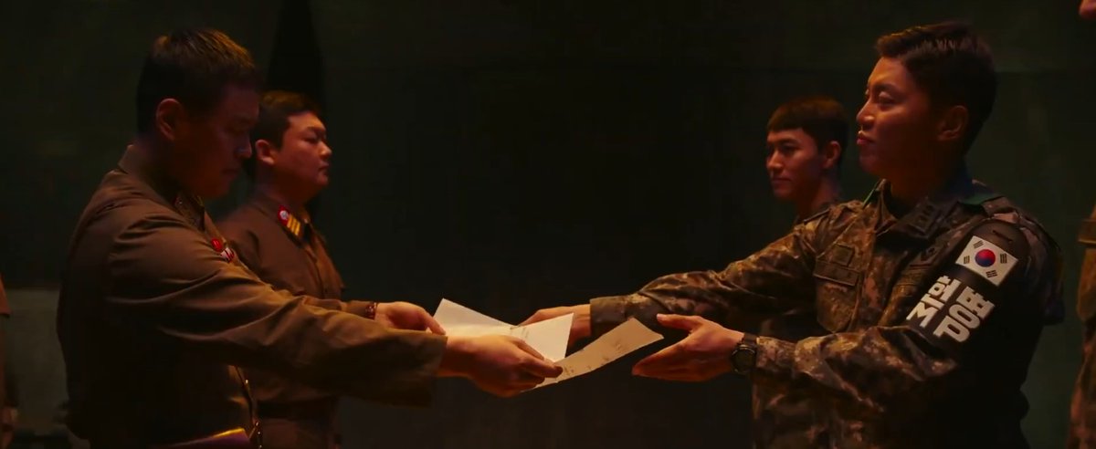 TarizSolis's tweet photo. Ngakak nggak kelar-kelar selama nonton '6/45' yg jadi salah satu film terlucu yg pernah kutonton.

Tentang Korsel yg terancam berperang dengan Korut dipicu rebutan tiket lotre yg jatuh di perbatasan, ini tontonan yg kamu butuhin kalau pengen melepas penat. 

Serius, kocak banget! https://t.co/fV0sfK1oX4