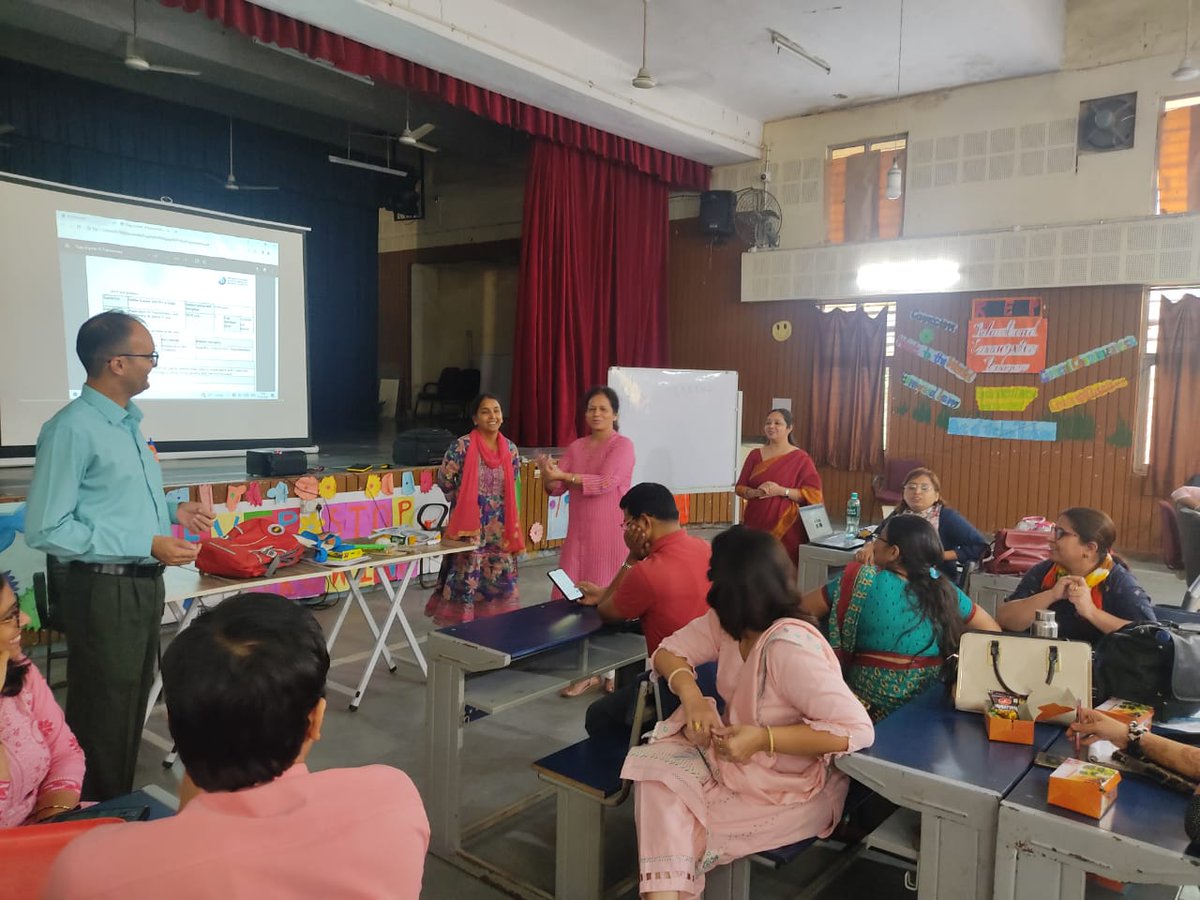 sudhir_duhan's tweet photo. Unfolding #Trignometry through inquiry based #pedagogy in co creation workshop at SOSE Hari Nagar has been an excellent experience for learning.
#DelhiGovtSchools
@Dir_Education
@gupta_iitdelhi
@PbpandeyB https://t.co/P6l36wZY6g