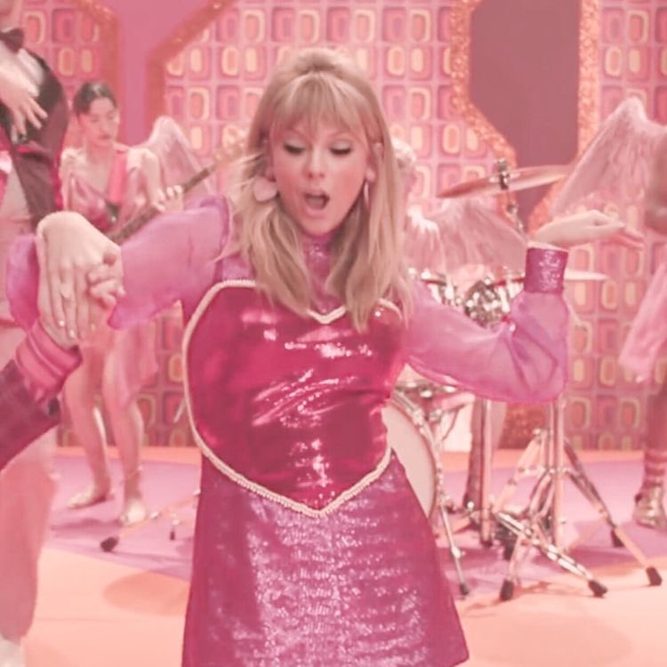 ifavdress's tweet photo. day 11: ovviamente la lover era #12DaysOfTaylor https://t.co/Odlzew6Bet