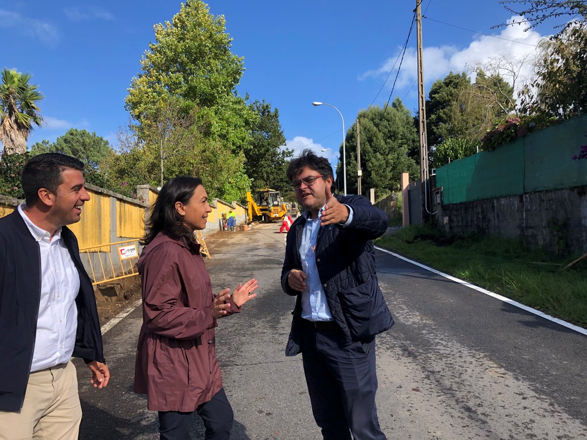 🚧 Implantamos o noso modelo de mobilidade sostible e amable transformando o tramo nun itinerario seguro:

✅ ampliación da superficie da estrada
✅ creación na marxe dereita dunha senda peonil de 2,5 metros
✅ beiravía e cuneta de 50 cm na marxe esquerda