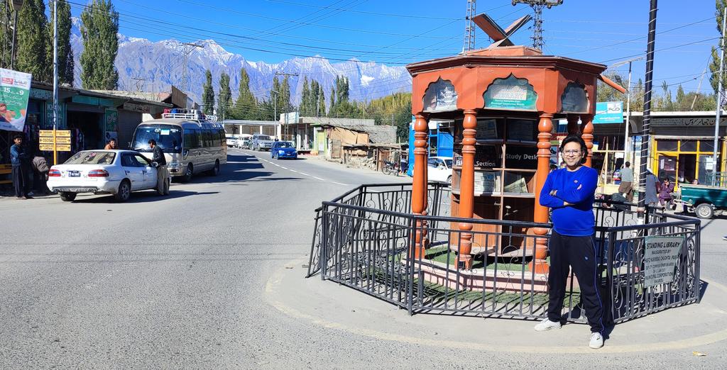 malihamza's tweet photo. This is a Library Square (Chowk) in Skardu. It is having shelves containing original books. This represents Balti's love for education. Impressive. Do we have such symbolic presentation of love for education in your parts of Pakistan?
#skardudiaries #Baltistan #UOBS #vupak https://t.co/snNXX3zzMj