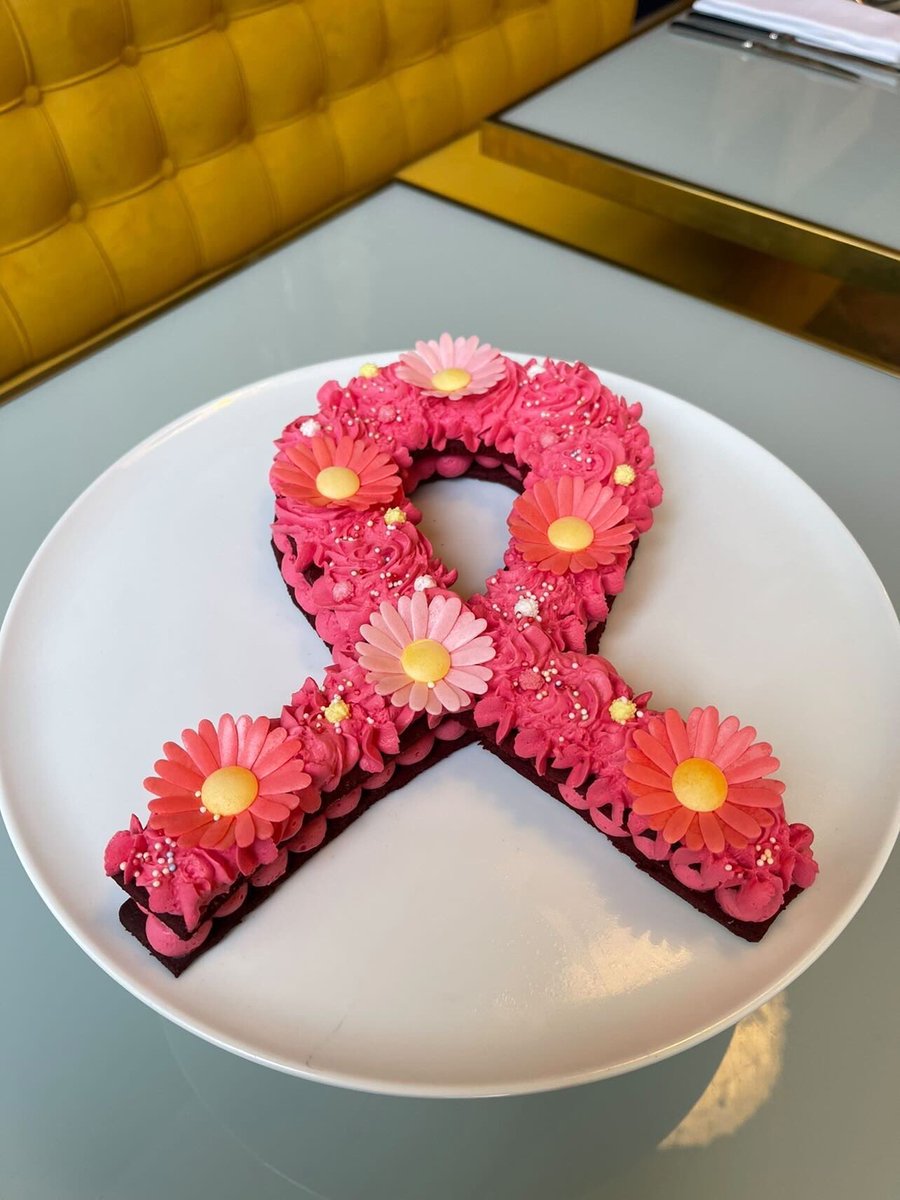 WakeUpAmiens's tweet photo. 🍰OCTOBRE ROSE 🍰

Clémence, 16 ans, étudiante en pâtisserie à l’école Saint-Martin, soutient la lutte contre le cancer du sein à sa façon!
Tous les soirs, vous pourrez déguster son dessert au 60 rue des jacobins à Amiens.
5€ la part, fonds entièrement reversés à l’association ! https://t.co/1DvQiveQIS