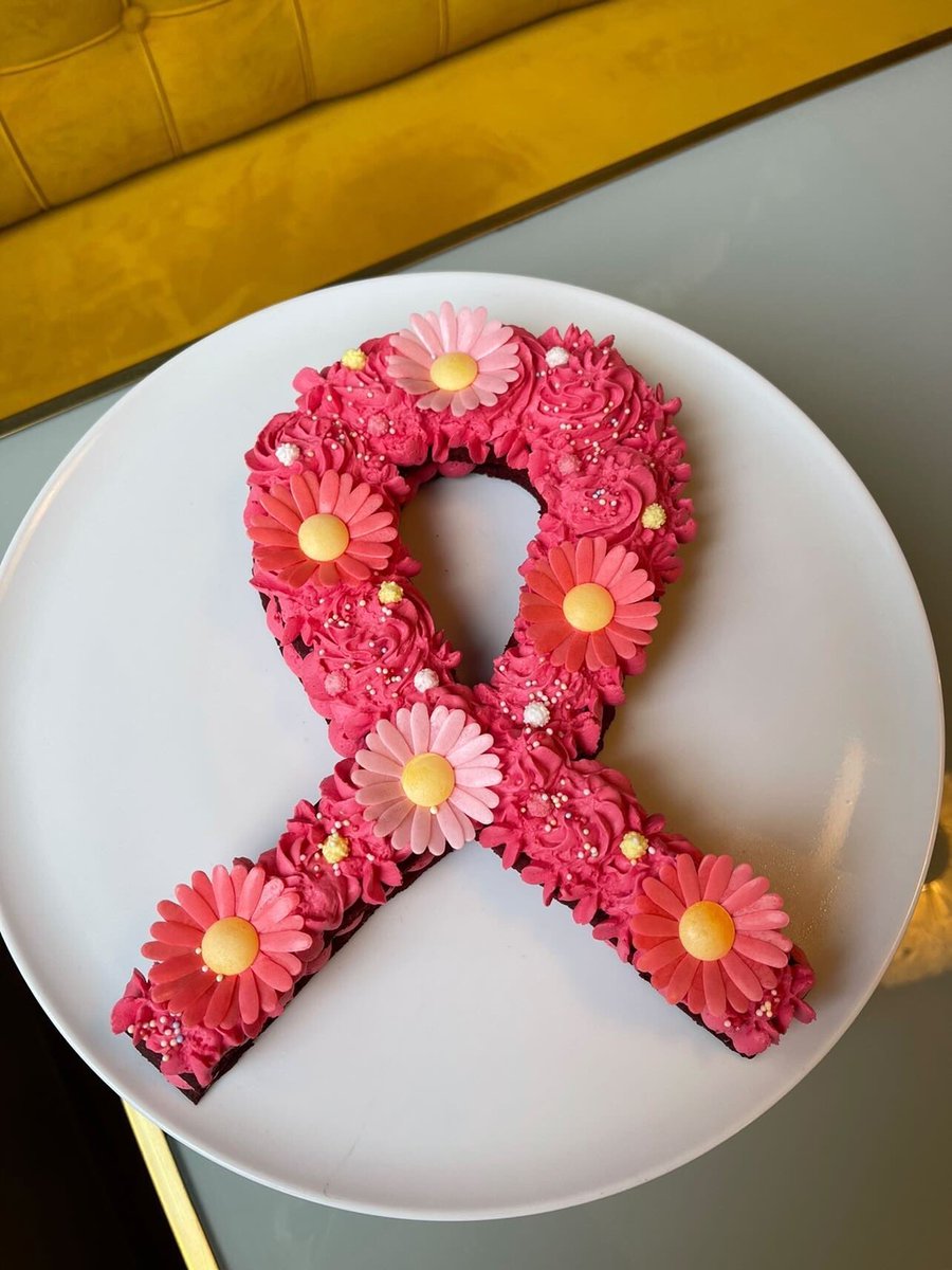WakeUpAmiens's tweet photo. 🍰OCTOBRE ROSE 🍰

Clémence, 16 ans, étudiante en pâtisserie à l’école Saint-Martin, soutient la lutte contre le cancer du sein à sa façon!
Tous les soirs, vous pourrez déguster son dessert au 60 rue des jacobins à Amiens.
5€ la part, fonds entièrement reversés à l’association ! https://t.co/1DvQiveQIS