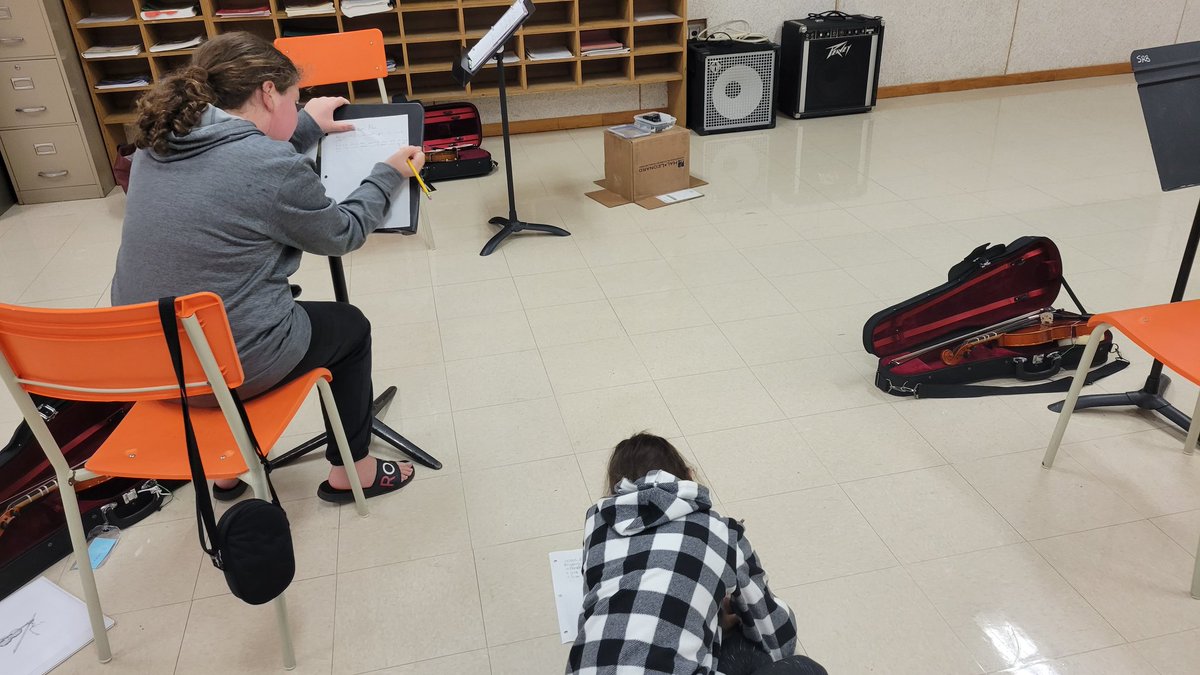 themerryviolin's tweet photo. Some Gr 6 violin students preparing lesson plans for their lesson with new Gr 4 violin students! They are VERY excited! This was their idea!!! #leadership @hfxgov #thankstoyouhalifax @HRCE_NS
@HRA_MusicEast https://t.co/p6U6EN7gsz