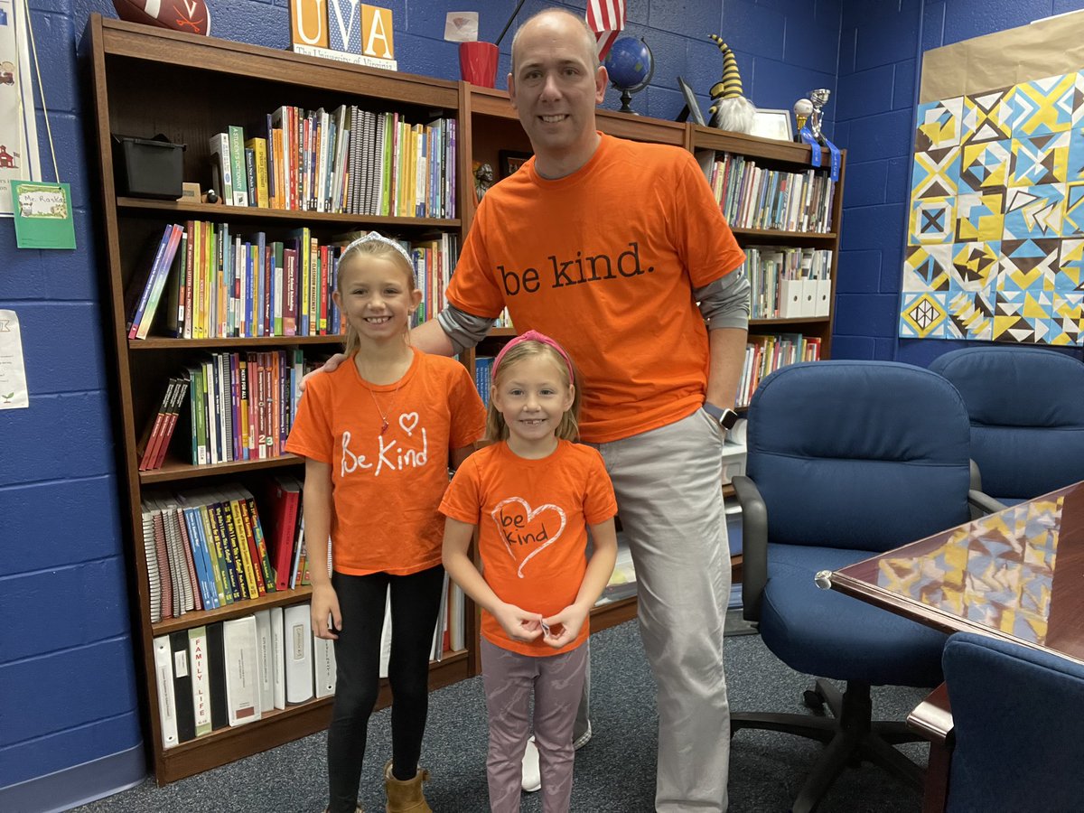 brian_raska's tweet photo. Starting this #UnityDay2022 off by promoting kindness all around! @HartwoodES @SCPSchools #dadsasprincipals #teamhartwood https://t.co/J7MGybpw6a