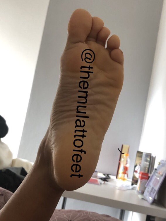 themulattofeet's tweet photo. Buon Pomeriggio!💎
Da me cè un tempo nuvoloso..promette pioggia
Da voi invece che si dice? 🌧 

Nuove foto e nuovi video ora disponibili❤️ 
 #feet #feetfethish #foot #feetseller
#piediniitaliani #piedi #feticismo https://t.co/ArghIz9yVv
