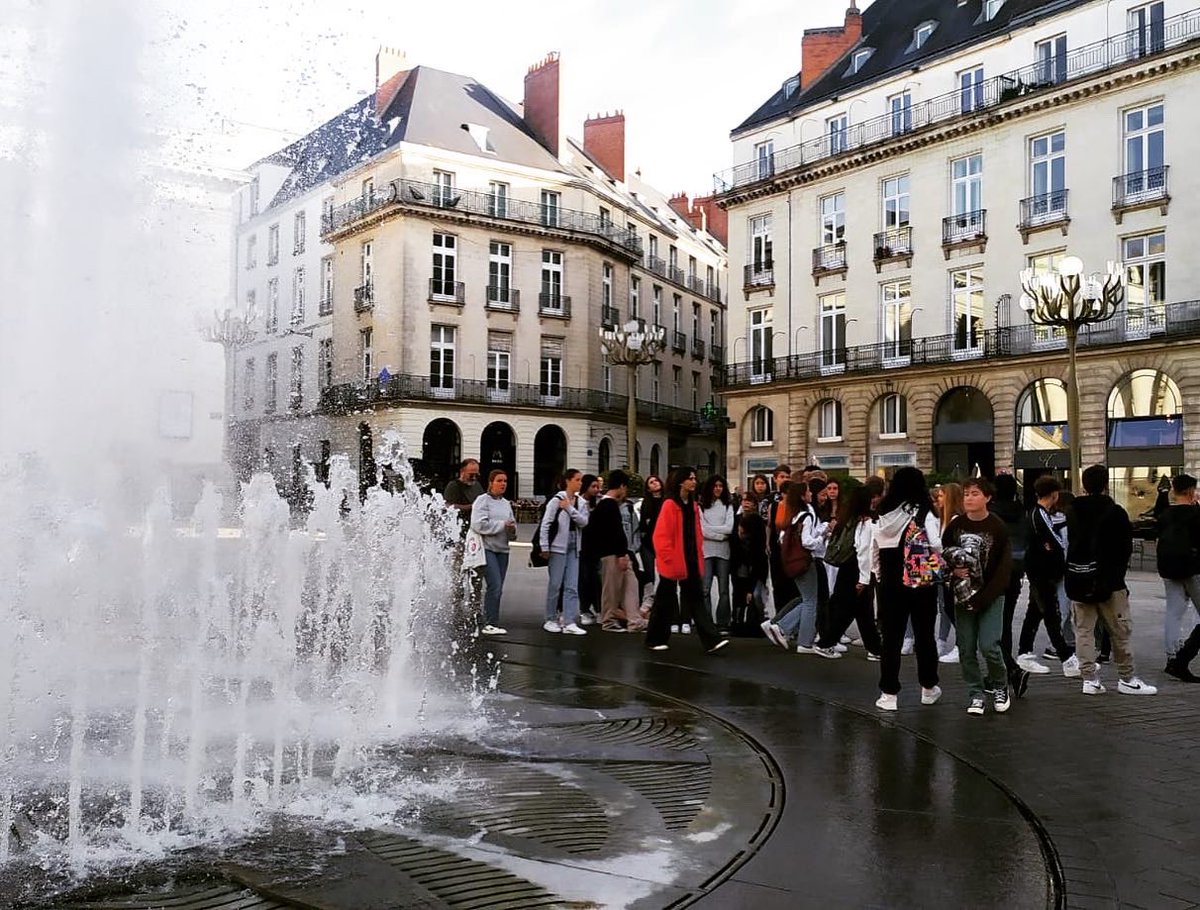 InstitutGoya's tweet photo. Dia 3, intercanvi Erasmus amb el Collège Saint Paul @notredamesaintpaul Programa d’intercanvi cultural, l’alumnat francès ensenyant-los la villa marinera de Trentemoult i el centre de la ciutat. Passejada pel Loire en navibus #erasmusplus #epluscatedu @sepiegob @consorciedubcn https://t.co/zvoCHgn22j