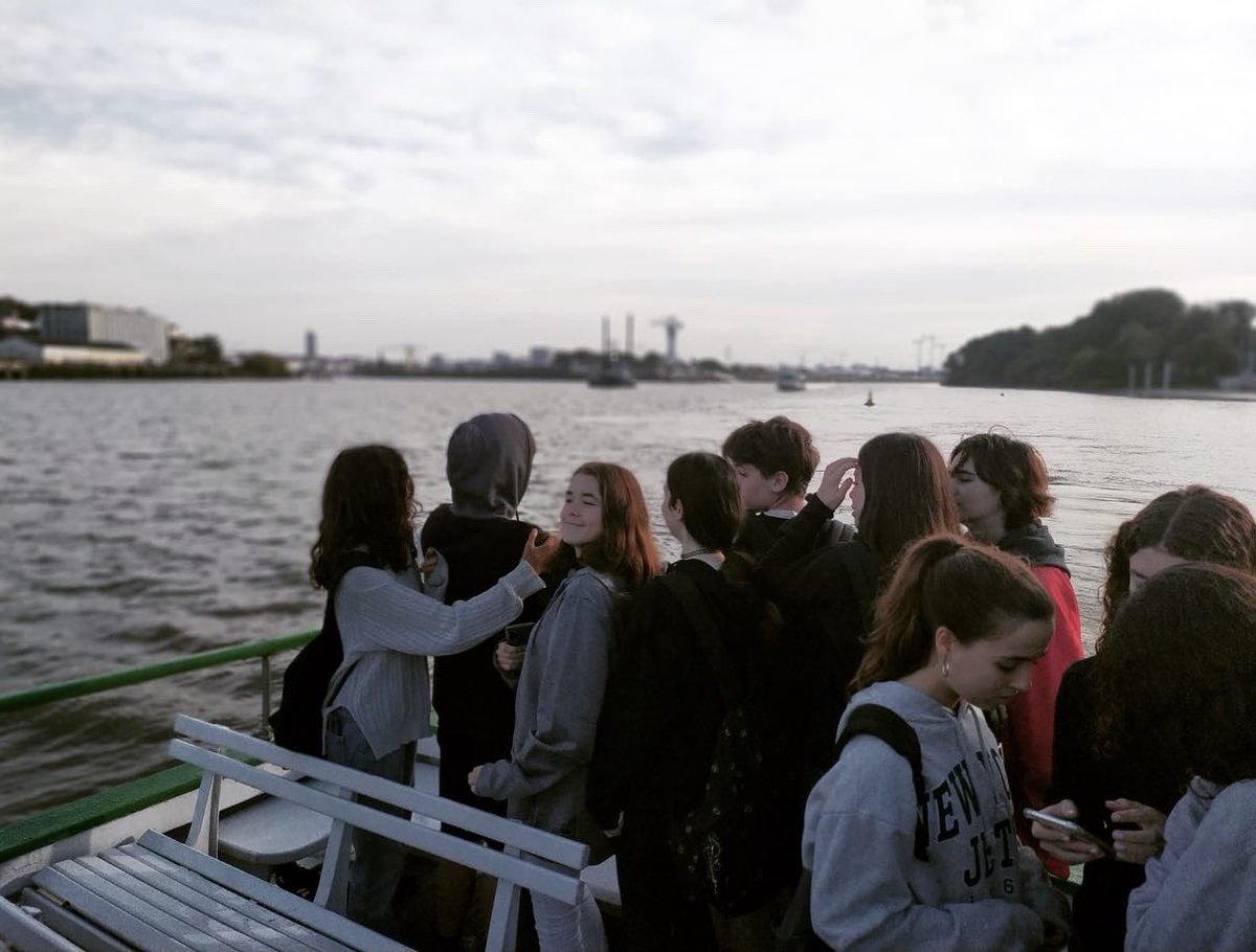 InstitutGoya's tweet photo. Dia 3, intercanvi Erasmus amb el Collège Saint Paul @notredamesaintpaul Programa d’intercanvi cultural, l’alumnat francès ensenyant-los la villa marinera de Trentemoult i el centre de la ciutat. Passejada pel Loire en navibus #erasmusplus #epluscatedu @sepiegob @consorciedubcn https://t.co/zvoCHgn22j