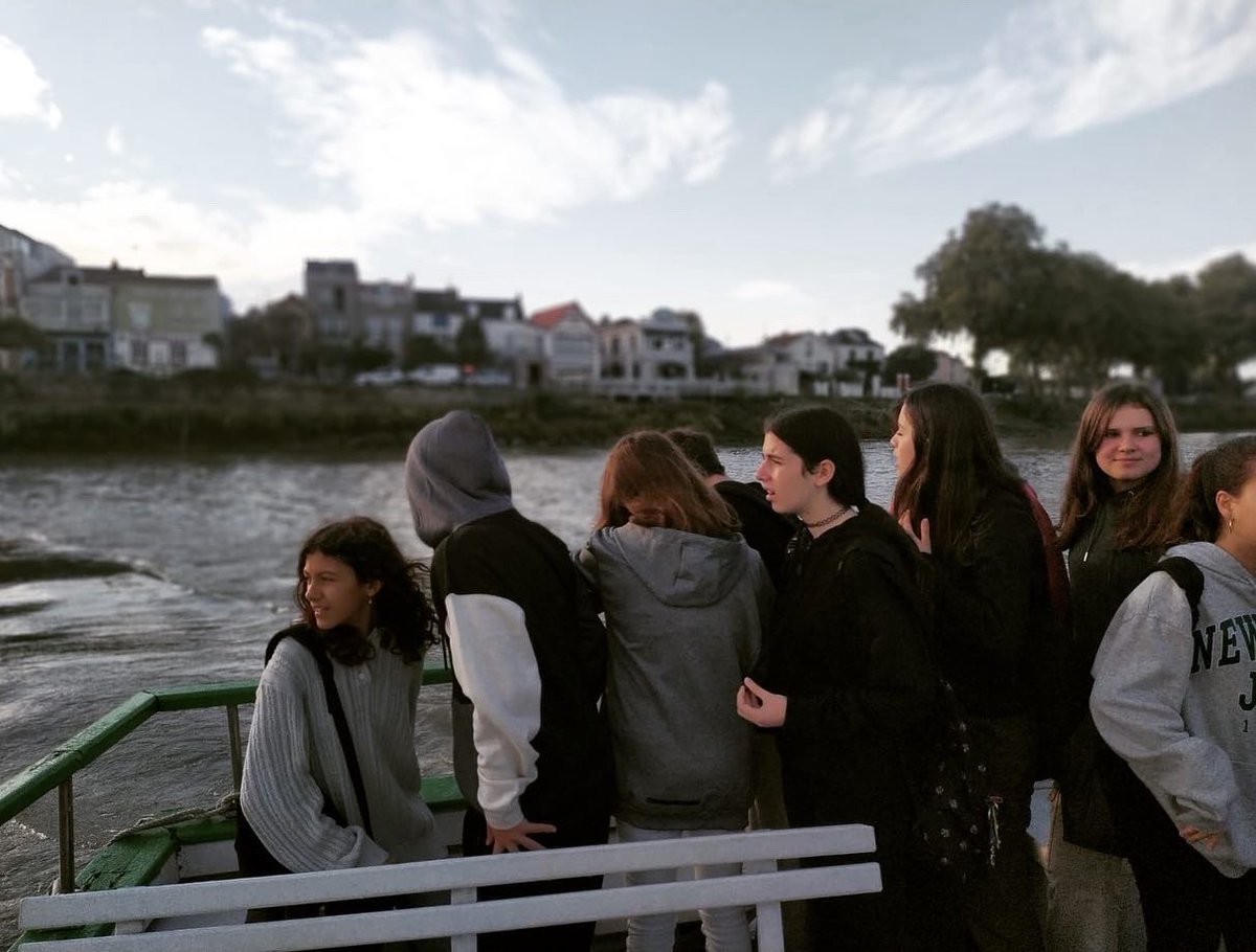 InstitutGoya's tweet photo. Dia 3, intercanvi Erasmus amb el Collège Saint Paul @notredamesaintpaul Programa d’intercanvi cultural, l’alumnat francès ensenyant-los la villa marinera de Trentemoult i el centre de la ciutat. Passejada pel Loire en navibus #erasmusplus #epluscatedu @sepiegob @consorciedubcn https://t.co/zvoCHgn22j
