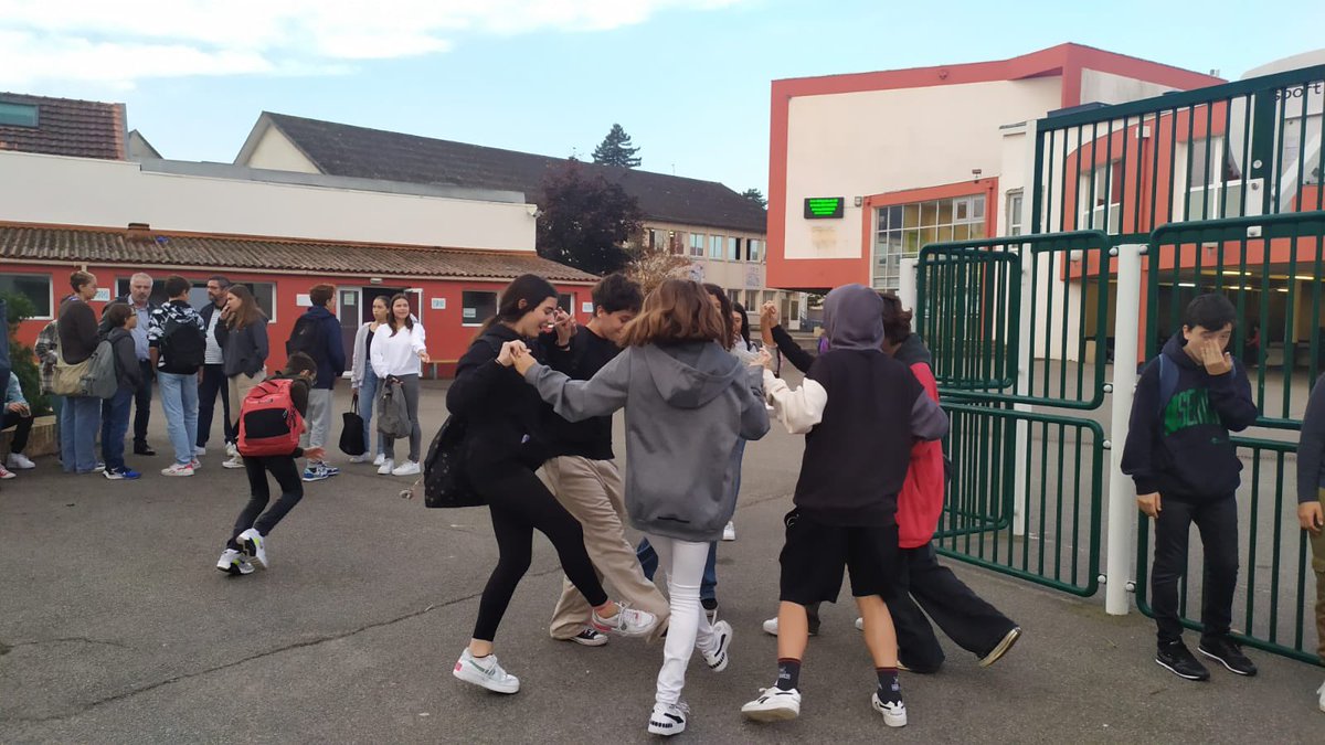 InstitutGoya's tweet photo. Dia 3, intercanvi Erasmus amb el Collège Saint Paul @notredamesaintpaul Programa d’intercanvi cultural, l’alumnat francès ensenyant-los la villa marinera de Trentemoult i el centre de la ciutat. Passejada pel Loire en navibus #erasmusplus #epluscatedu @sepiegob @consorciedubcn https://t.co/zvoCHgn22j